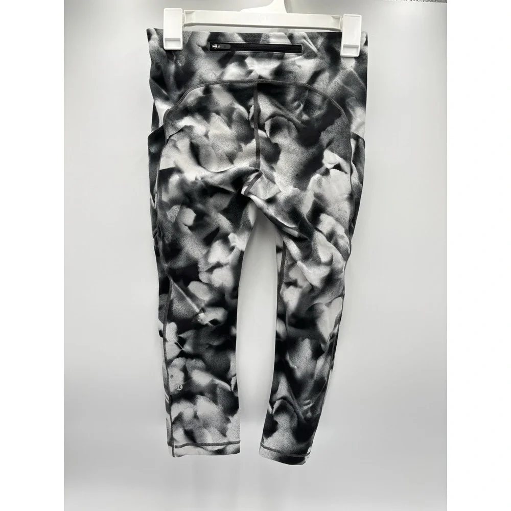 Lululemon Women 6 Crop Leggings 19